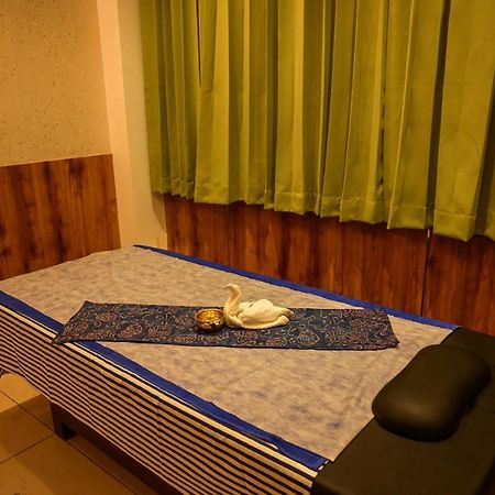 Emerald Clarks Inn Suites Mysore Ngoại thất bức ảnh
