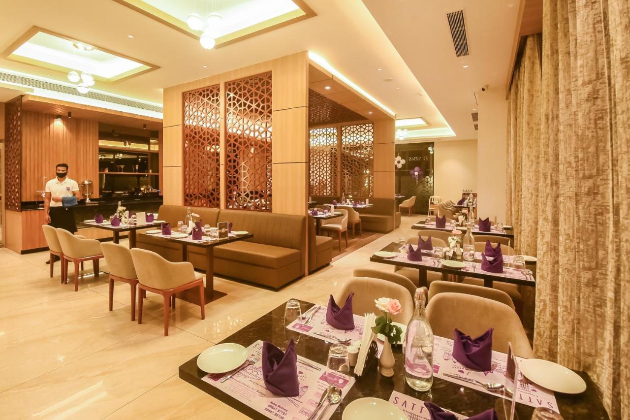 Emerald Clarks Inn Suites Mysore Ngoại thất bức ảnh